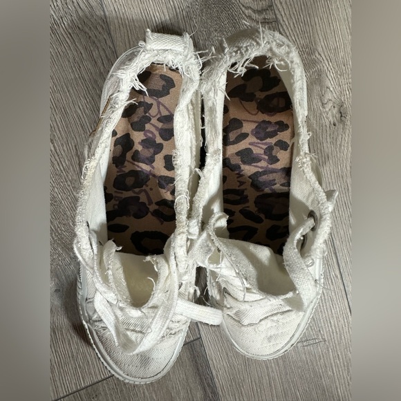 BLOWFISH Malibu Woman’s White Canvas Distressed Sneakers 6.5 - Picture 7 of 8